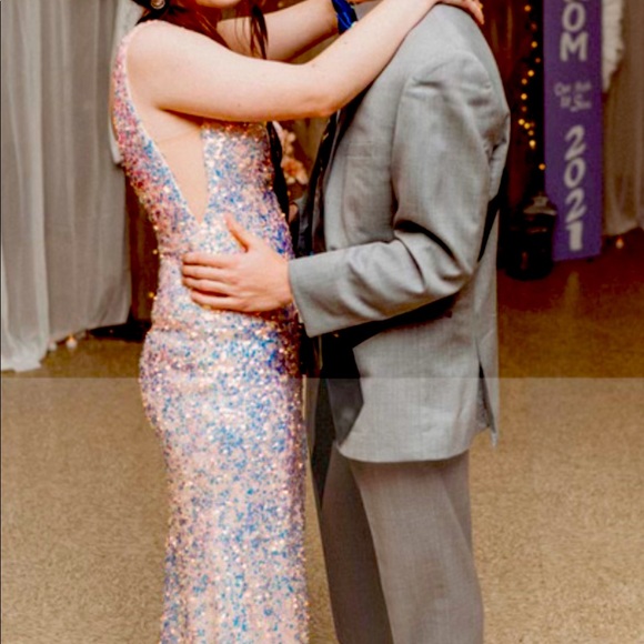 A gorgeous gown. With all over iridescent sequins. A must have for dances/balls - Picture 4 of 15